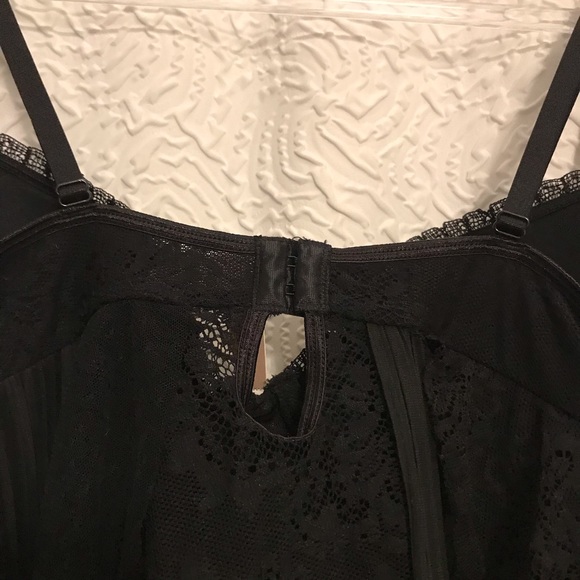 Victoria's Secret Paisley Lace Top (36C) - Picture 5 of 8